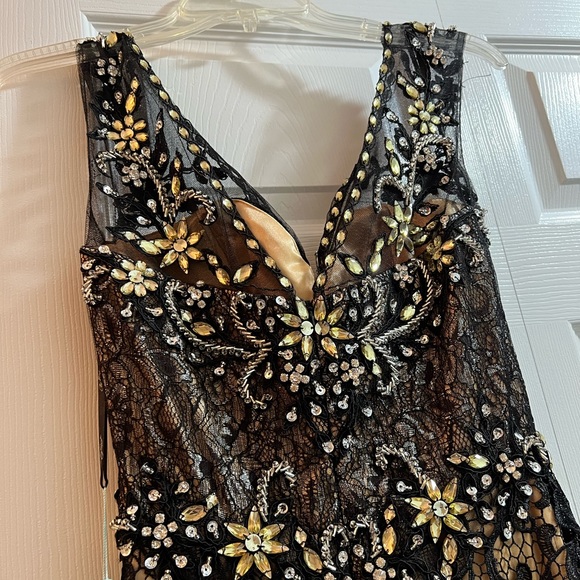 Black and gold lace gown size small. Size 4. - Picture 3 of 8